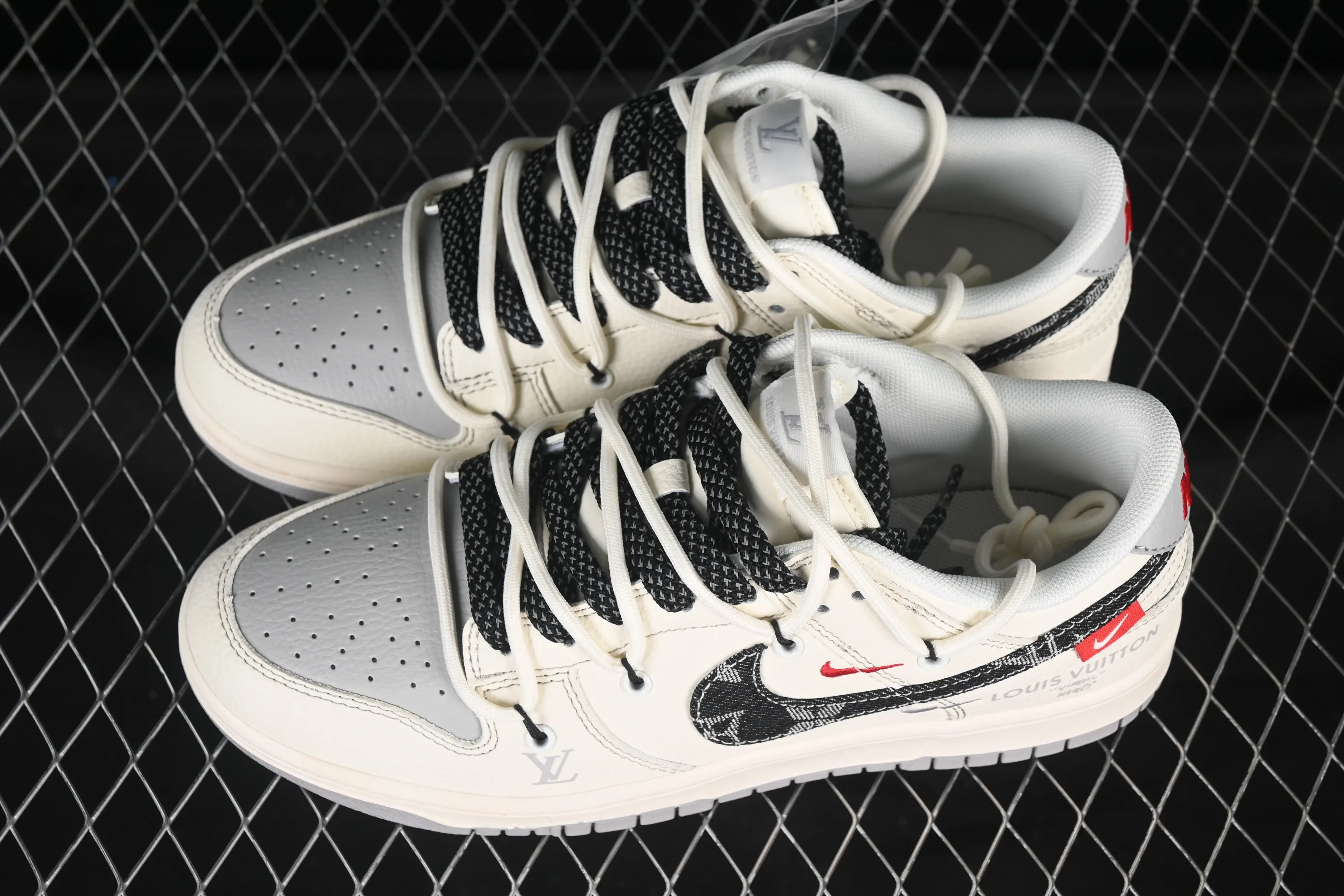 All categories Nk SB Dunk Series Nk SB Dunk Low High-end customized low-top sneakers Nike SB Dunk Low LV series Strap denim black hook Anniversary high-end customized low-top casual sneakers FC1688-218